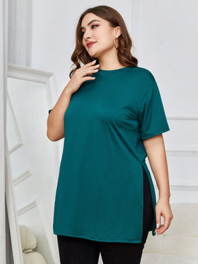 Camiseta Plus Size Simples com Bainha Dividida e Manga Curta