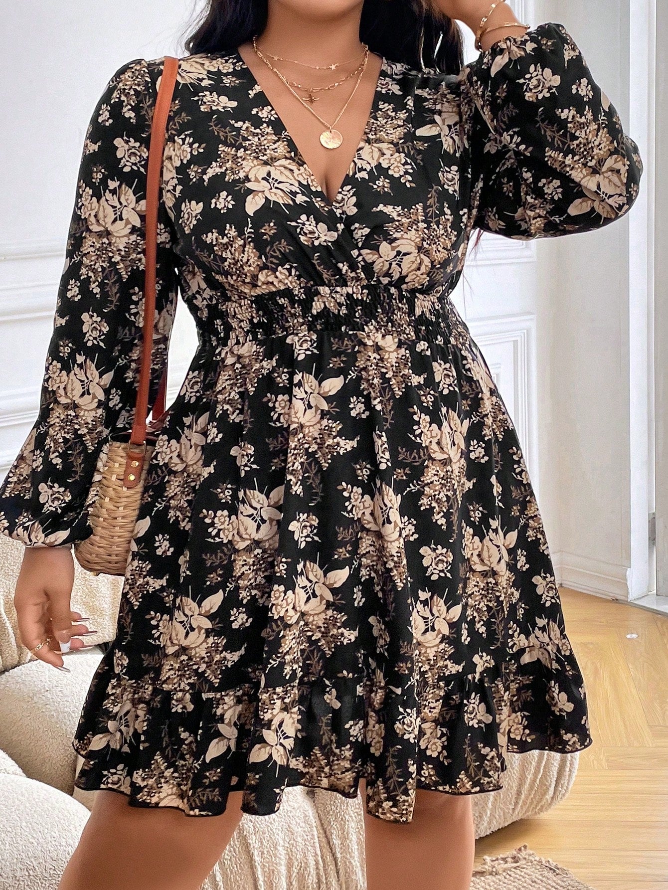 Vestido Plus Size com Estampa Floral Total, Estilo Envelope e Bainha com Babado