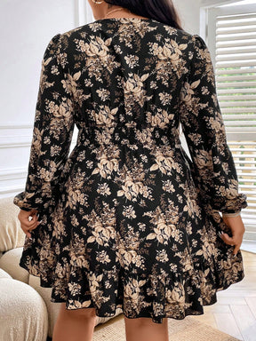 Vestido Plus Size com Estampa Floral Total, Estilo Envelope e Bainha com Babado