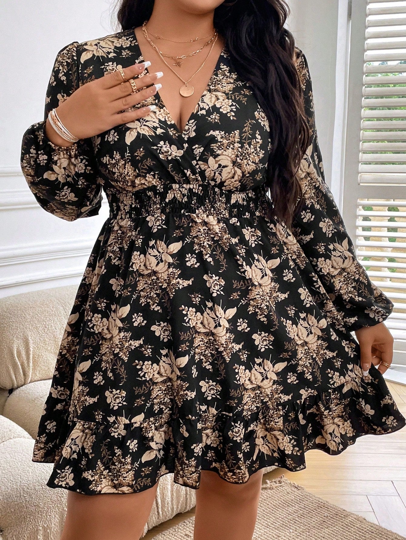 Vestido Plus Size com Estampa Floral Total, Estilo Envelope e Bainha com Babado