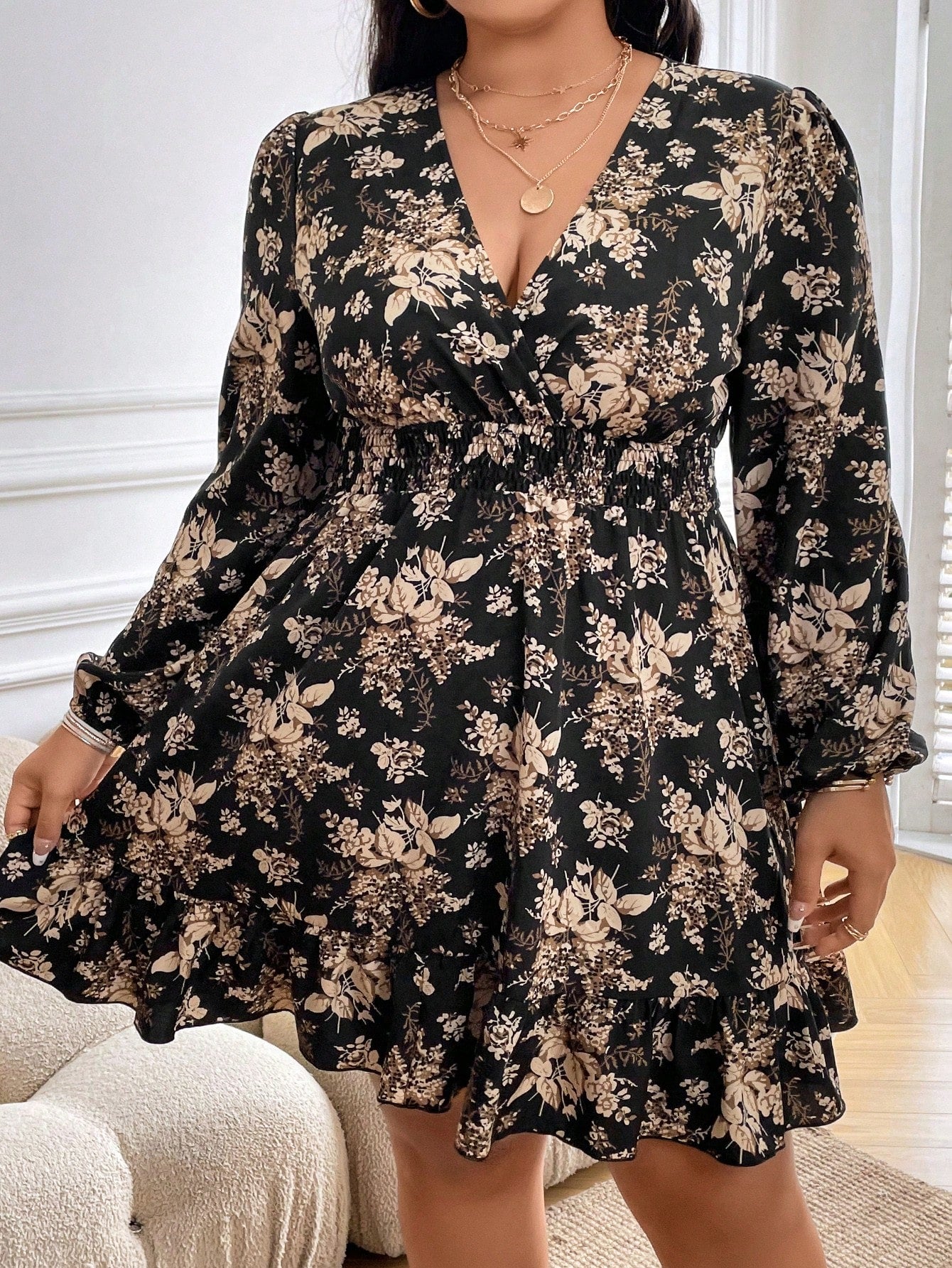 Vestido Plus Size com Estampa Floral Total, Estilo Envelope e Bainha com Babado