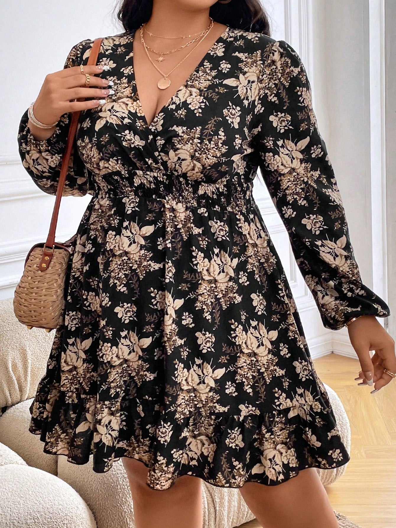 Vestido Plus Size com Estampa Floral Total, Estilo Envelope e Bainha com Babado