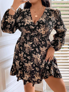 Vestido Plus Size com Estampa Floral Total, Estilo Envelope e Bainha com Babado