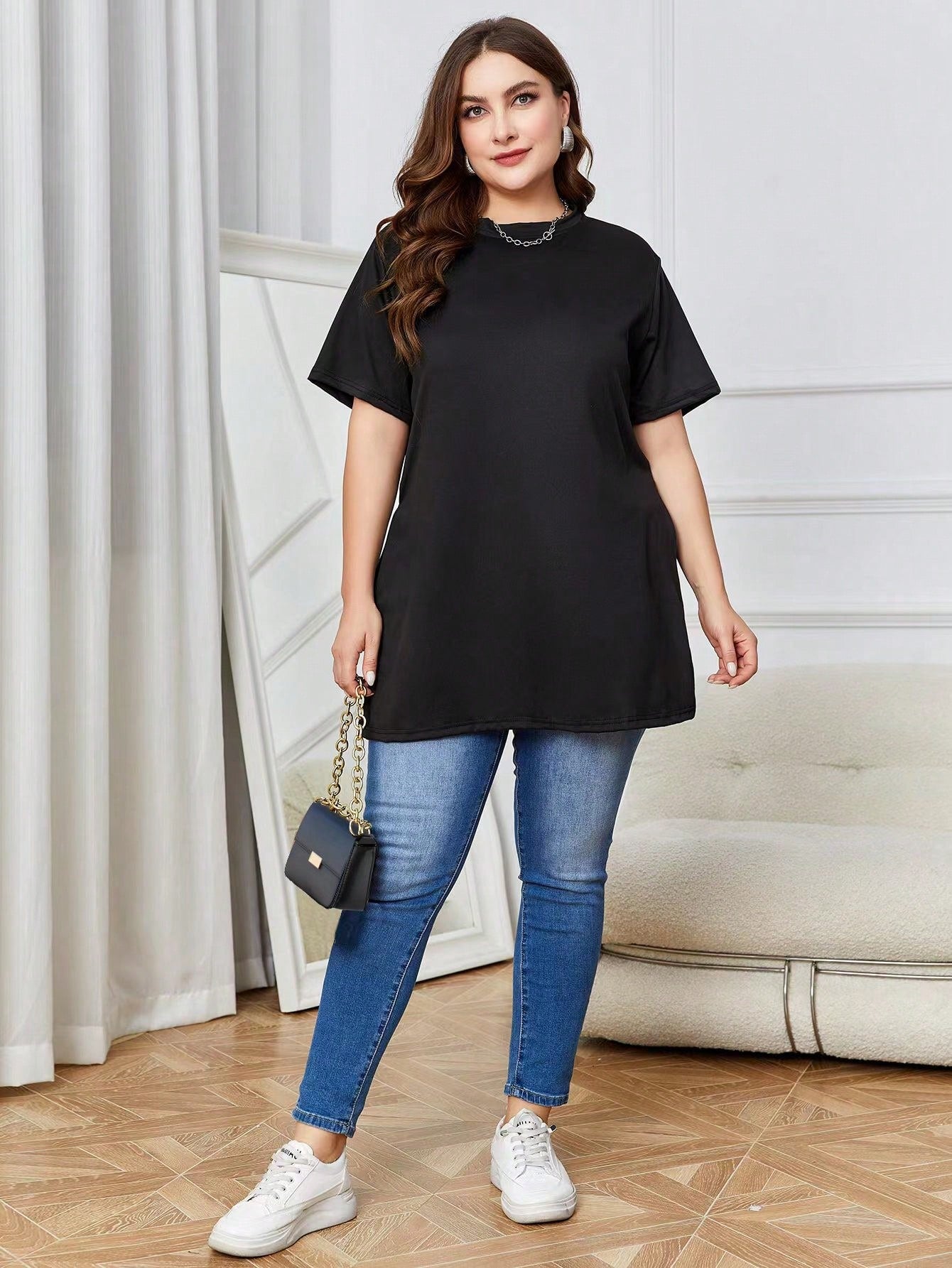 Camiseta Plus Size Simples com Bainha Dividida e Manga Curta