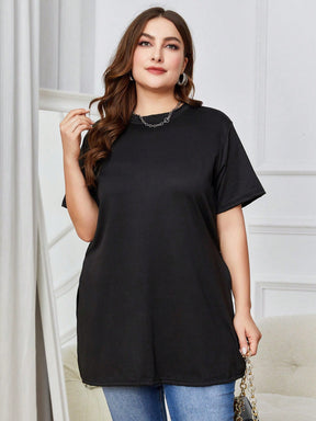 Camiseta Plus Size Simples com Bainha Dividida e Manga Curta