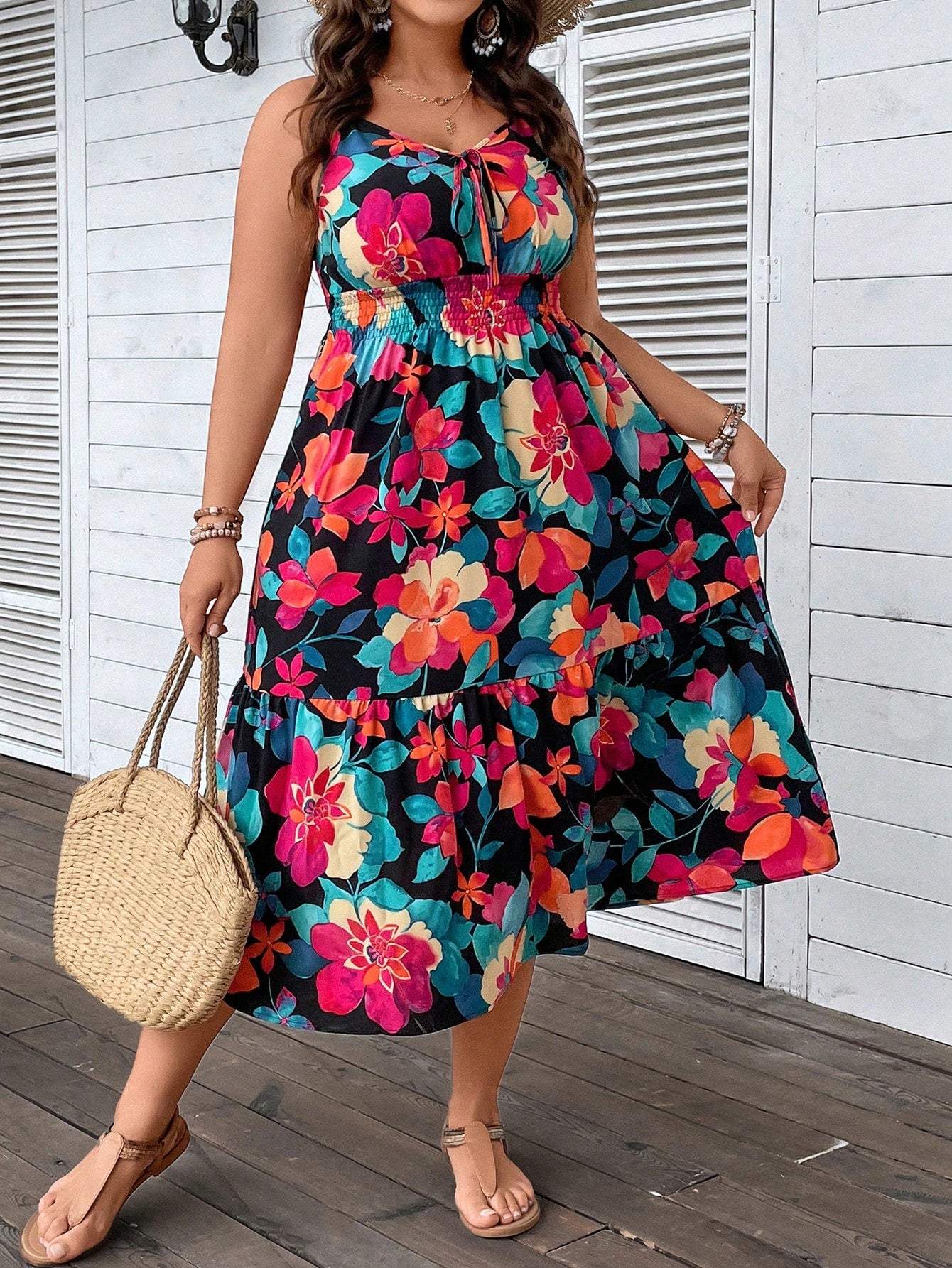 Vestido Plus Size com Estampa Floral, Amarração Frontal e Bainha com Babado