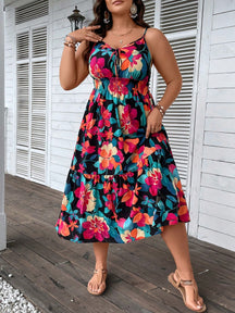 Vestido Plus Size com Estampa Floral, Amarração Frontal e Bainha com Babado