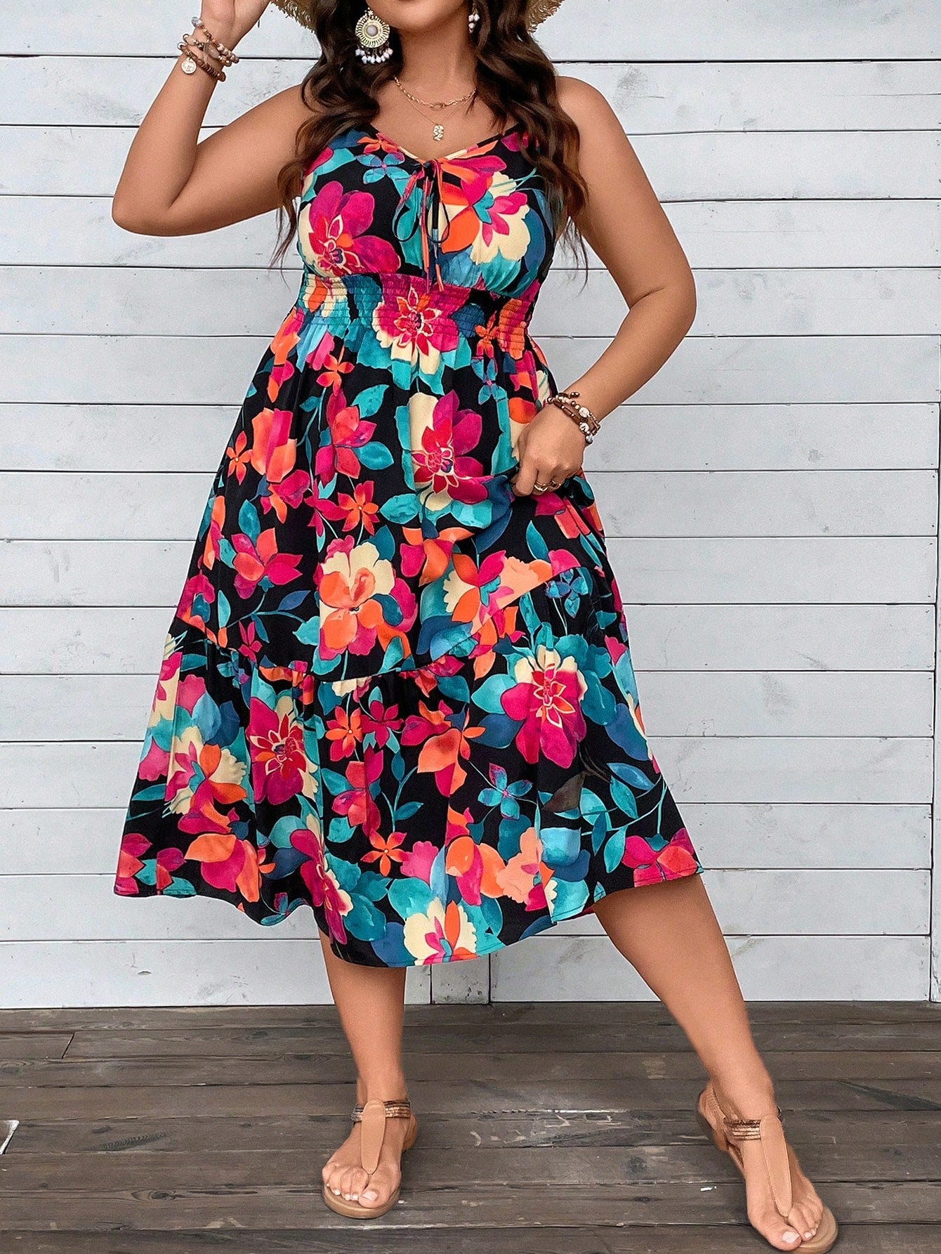 Vestido Plus Size com Estampa Floral, Amarração Frontal e Bainha com Babado