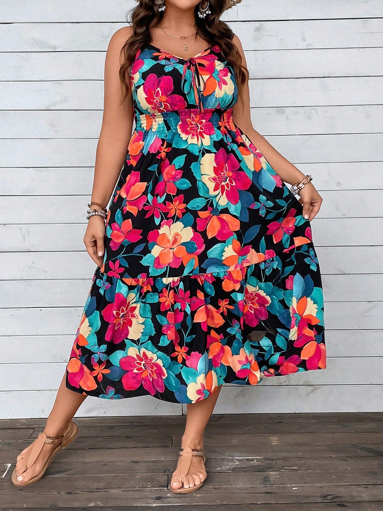 Vestido Plus Size com Estampa Floral, Amarração Frontal e Bainha com Babado