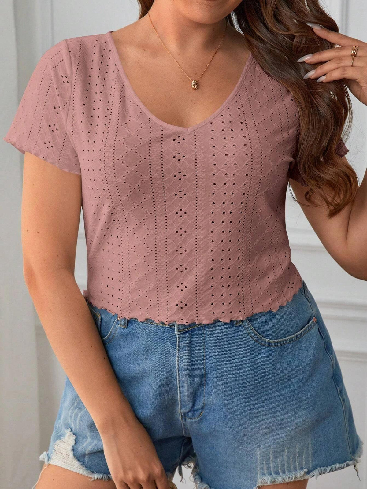 Camiseta Plus Size com Bordado de Ilhós e Detalhe Franzido