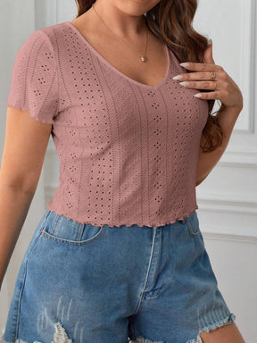 Camiseta Plus Size com Bordado de Ilhós e Detalhe Franzido