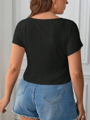 Camiseta Plus Size com Bordado de Ilhós e Detalhe Franzido