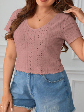 Camiseta Plus Size com Bordado de Ilhós e Detalhe Franzido