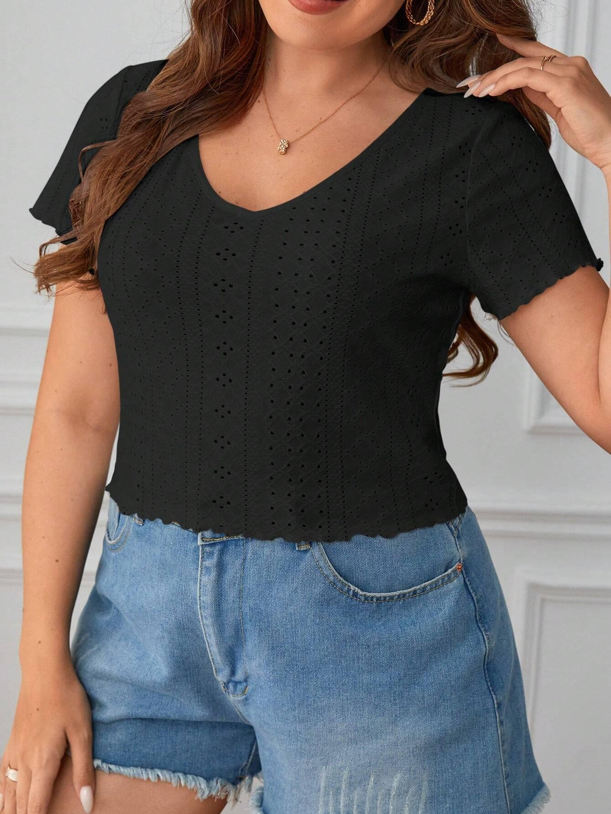 Camiseta Plus Size com Bordado de Ilhós e Detalhe Franzido