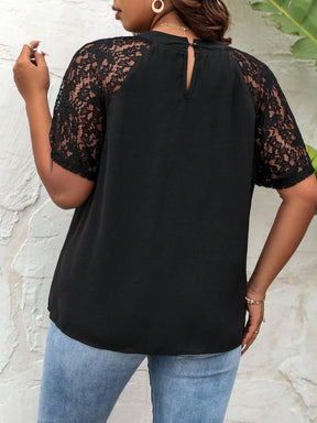 Blusa Plus Size de Renda com Mangas Raglan e Decote com Abertura