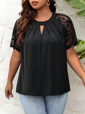 Blusa Plus Size de Renda com Mangas Raglan e Decote com Abertura