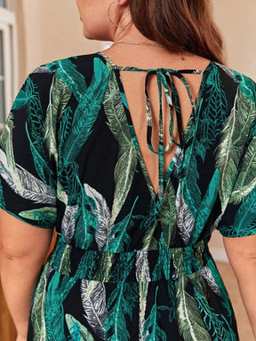 Vestido Plus Size com Estampa Tropical e Manga de Asa de Morcego com Amarração