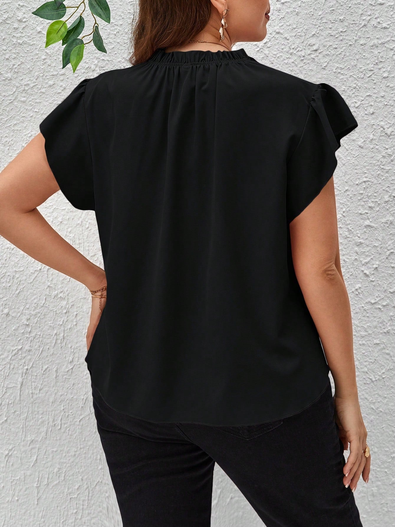 Blusa Plus Size com Acabamento de Folho e Manga de Borboleta