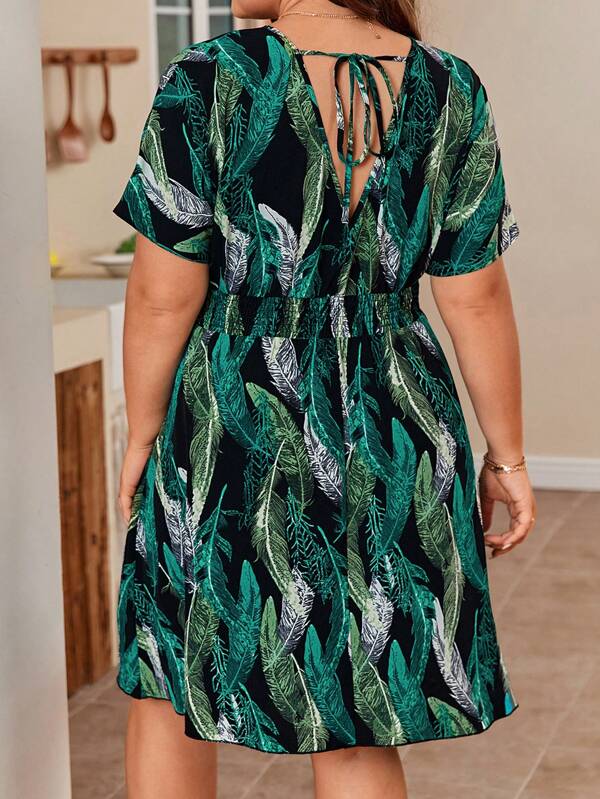 Vestido Plus Size com Estampa Tropical e Manga de Asa de Morcego com Amarração