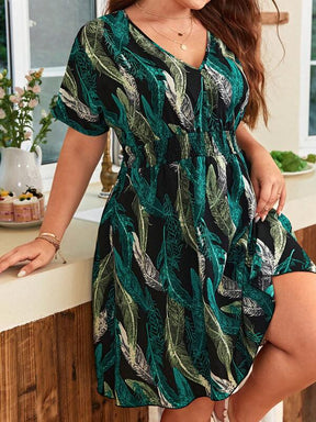 Vestido Plus Size com Estampa Tropical e Manga de Asa de Morcego com Amarração