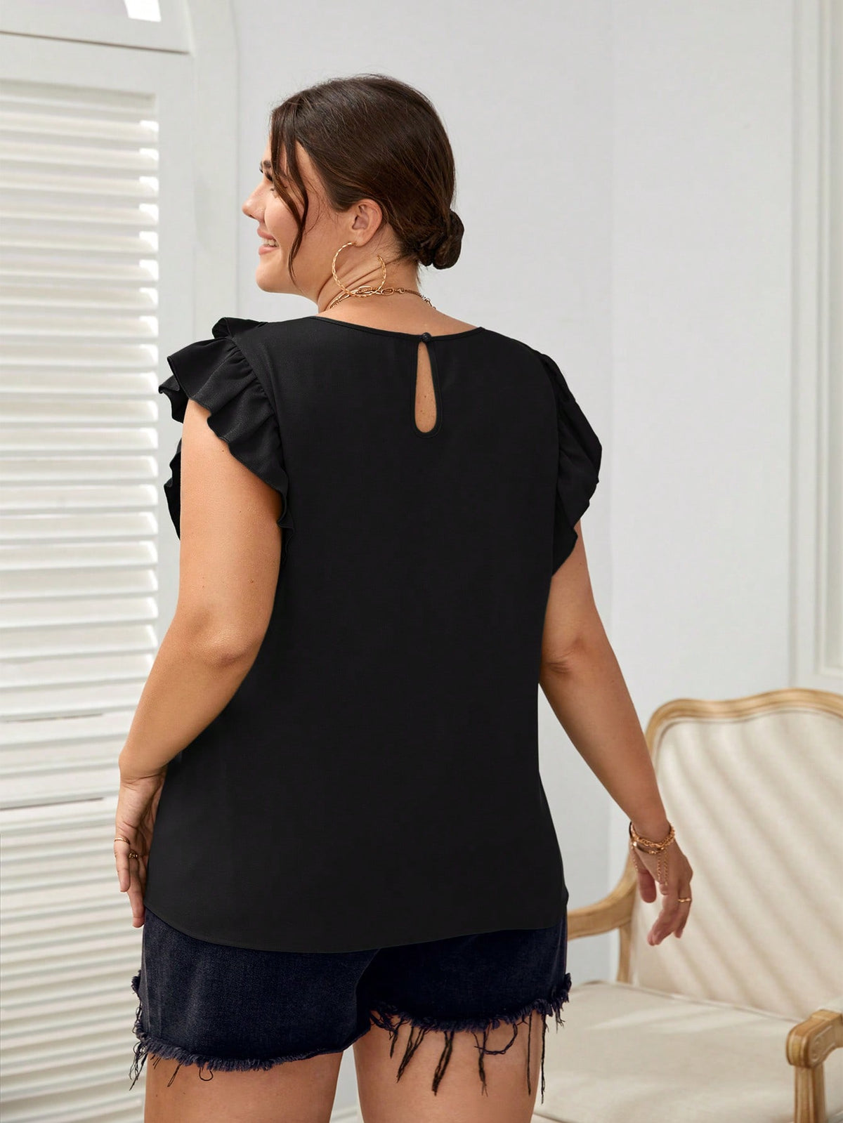 Blusa Plus Size com Acabamento de Babados e Abertura Traseira