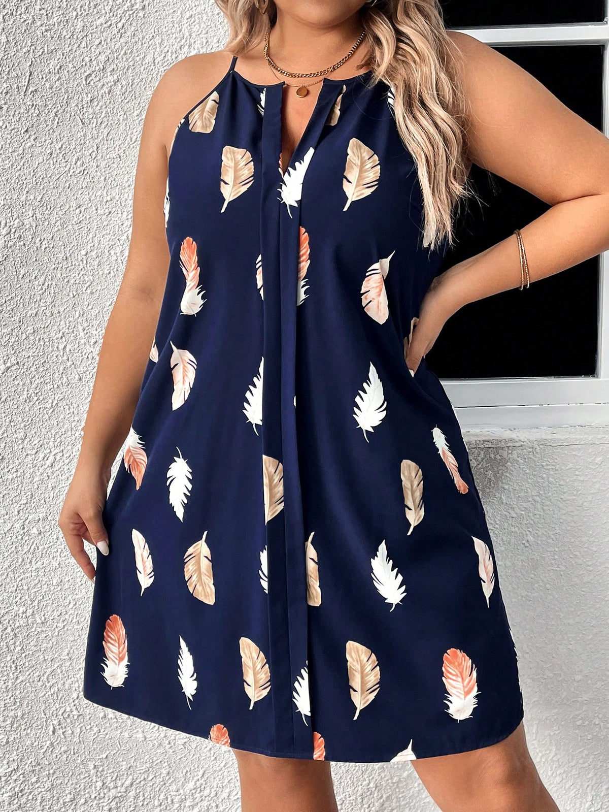 Vestido Plus Size de Alças com Estampa de Penas e Decote em V para o Verão