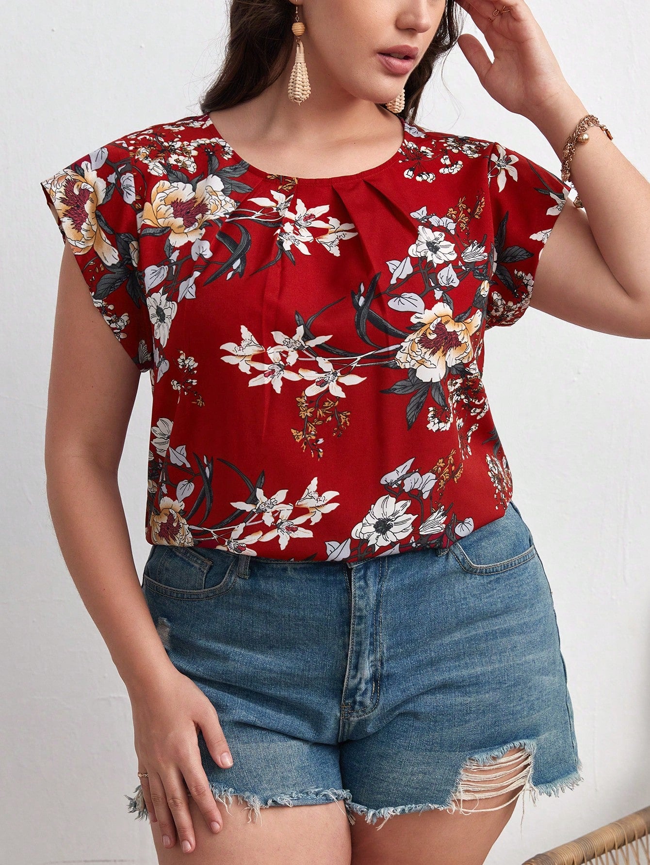 Blusa Plus Size com Estampa Floral e Manga de Borboleta