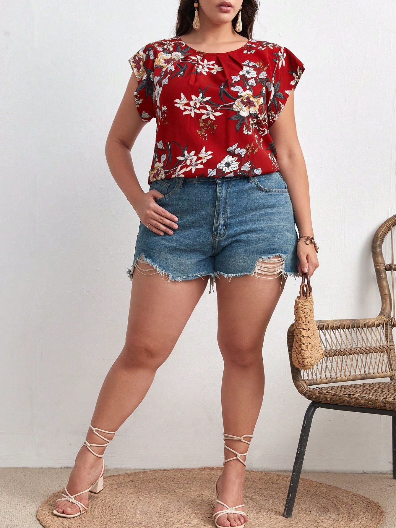 Blusa Plus Size com Estampa Floral e Manga de Borboleta