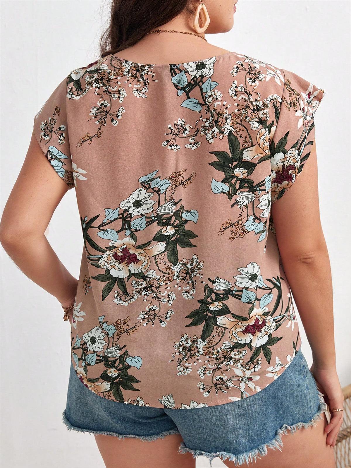 Blusa Plus Size com Estampa Floral e Manga de Borboleta