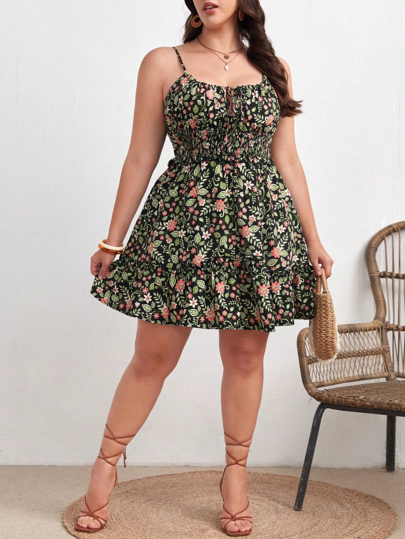 Vestido Plus Size com Frente Amarrada, Estampa Floral e Borda com Babado