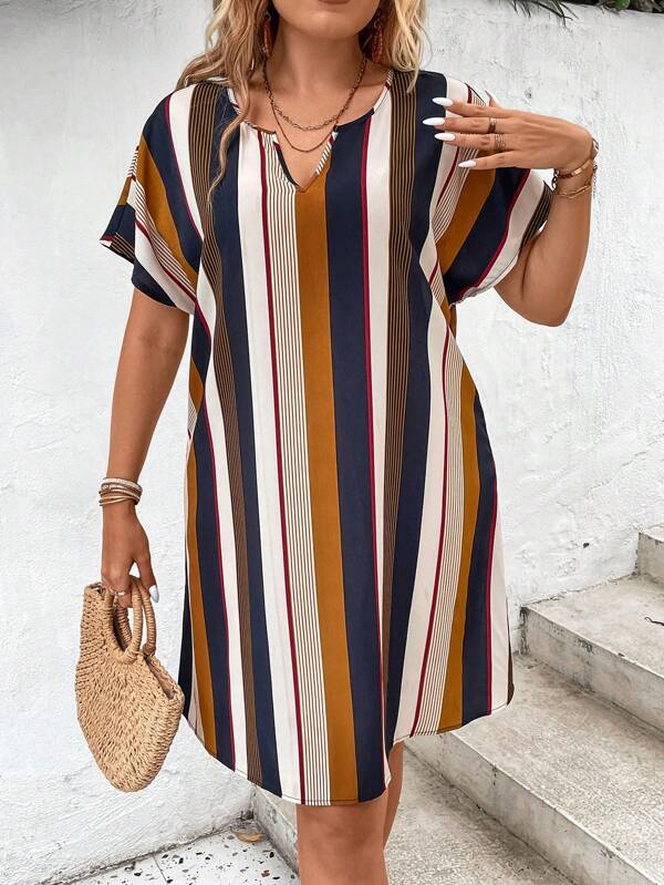 Vestido Plus Size Listrado com Decote Entalhado e Manga de Asa de Morcego