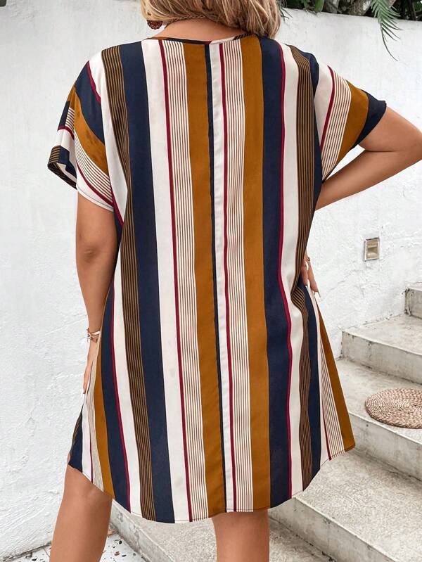 Vestido Plus Size Listrado com Decote Entalhado e Manga de Asa de Morcego