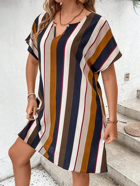 Vestido Plus Size Listrado com Decote Entalhado e Manga de Asa de Morcego