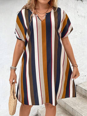 Vestido Plus Size Listrado com Decote Entalhado e Manga de Asa de Morcego