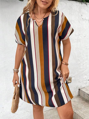 Vestido Plus Size Listrado com Decote Entalhado e Manga de Asa de Morcego