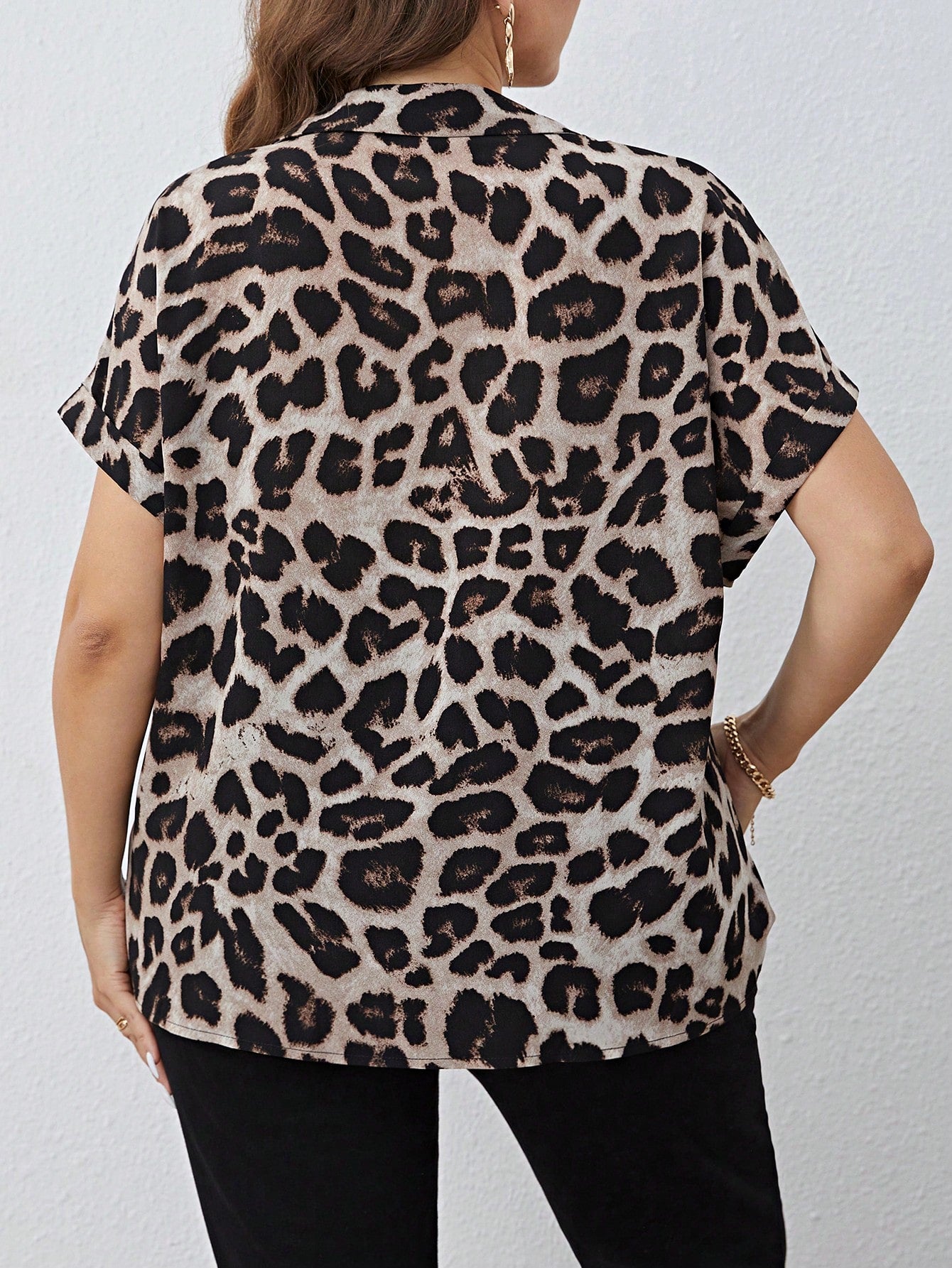 Camiseta Plus Size com Estampa de Leopardo e Manga de Asa de Morcego