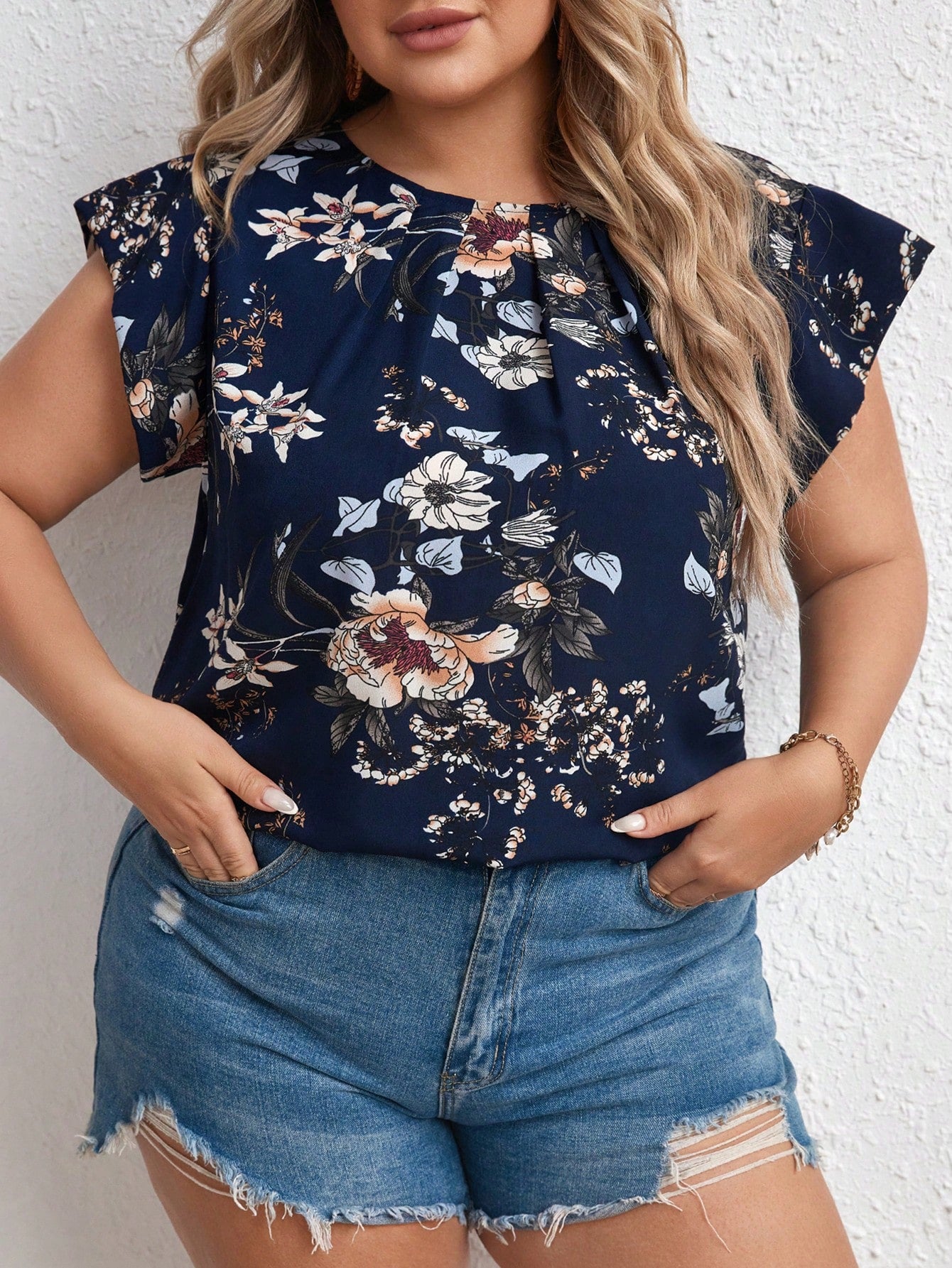 Blusa Plus Size com Estampa Floral e Manga de Borboleta