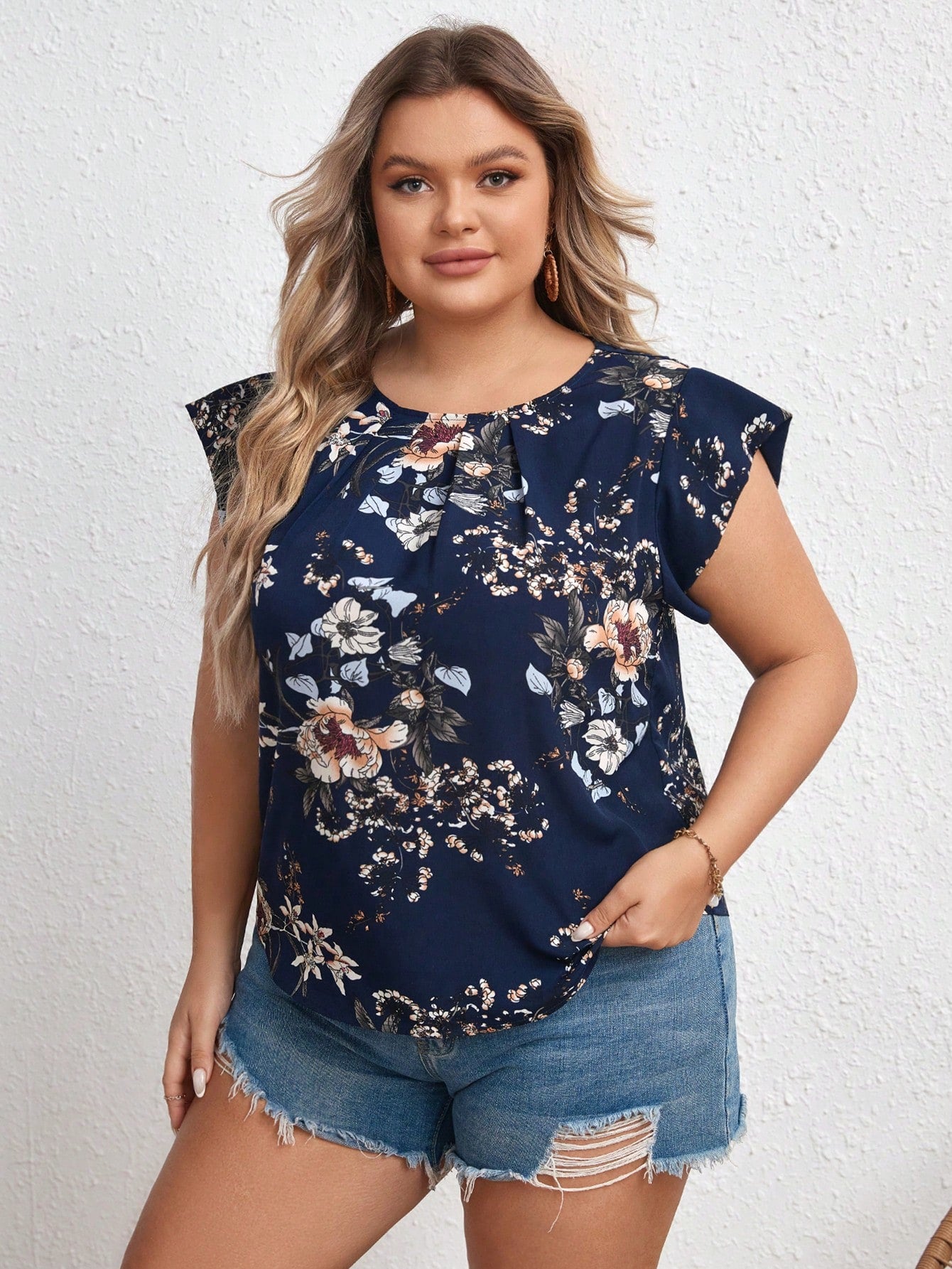 Blusa Plus Size com Estampa Floral e Manga de Borboleta