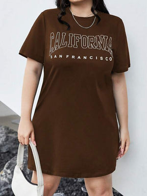 Vestido Plus Size Estilo Camiseta com Estampa Gráfica