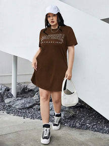 Vestido Plus Size Estilo Camiseta com Estampa Gráfica