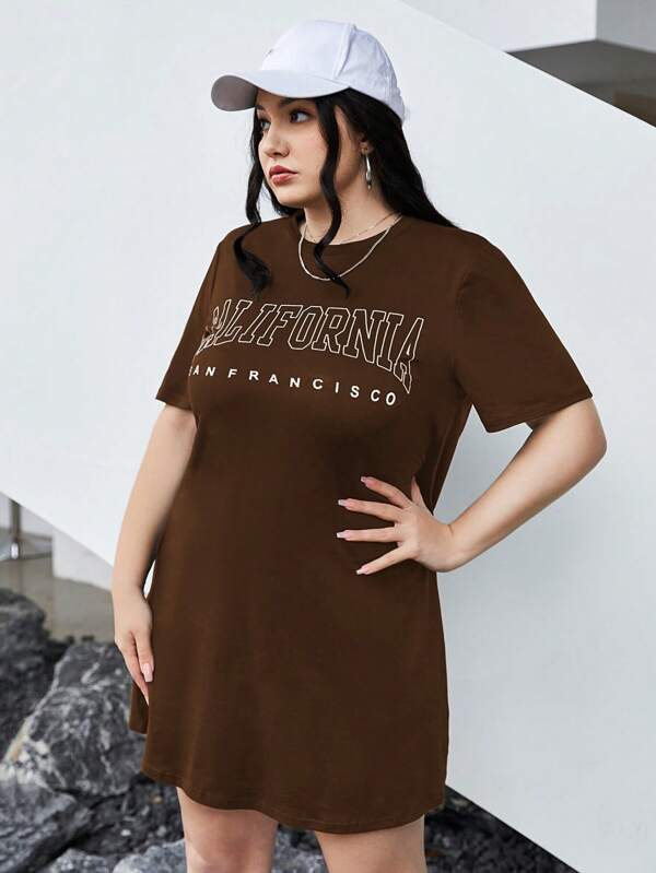 Vestido Plus Size Estilo Camiseta com Estampa Gráfica