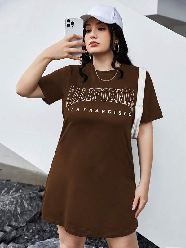 Vestido Plus Size Estilo Camiseta com Estampa Gráfica