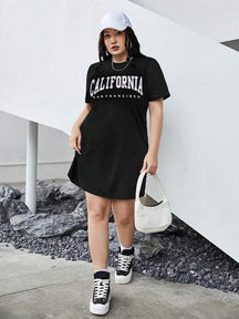 Vestido Plus Size Estilo Camiseta com Estampa Gráfica