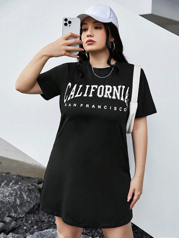 Vestido Plus Size Estilo Camiseta com Estampa Gráfica