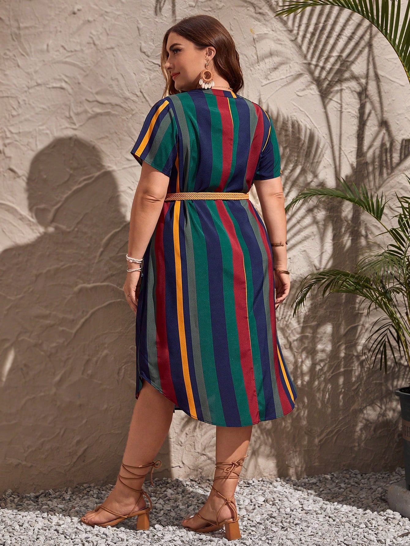 Vestido Plus Size Longo de Verão com Cinto, Listrado, Gola em V e Bainha Curvada