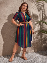 Vestido Plus Size Longo de Verão com Cinto, Listrado, Gola em V e Bainha Curvada