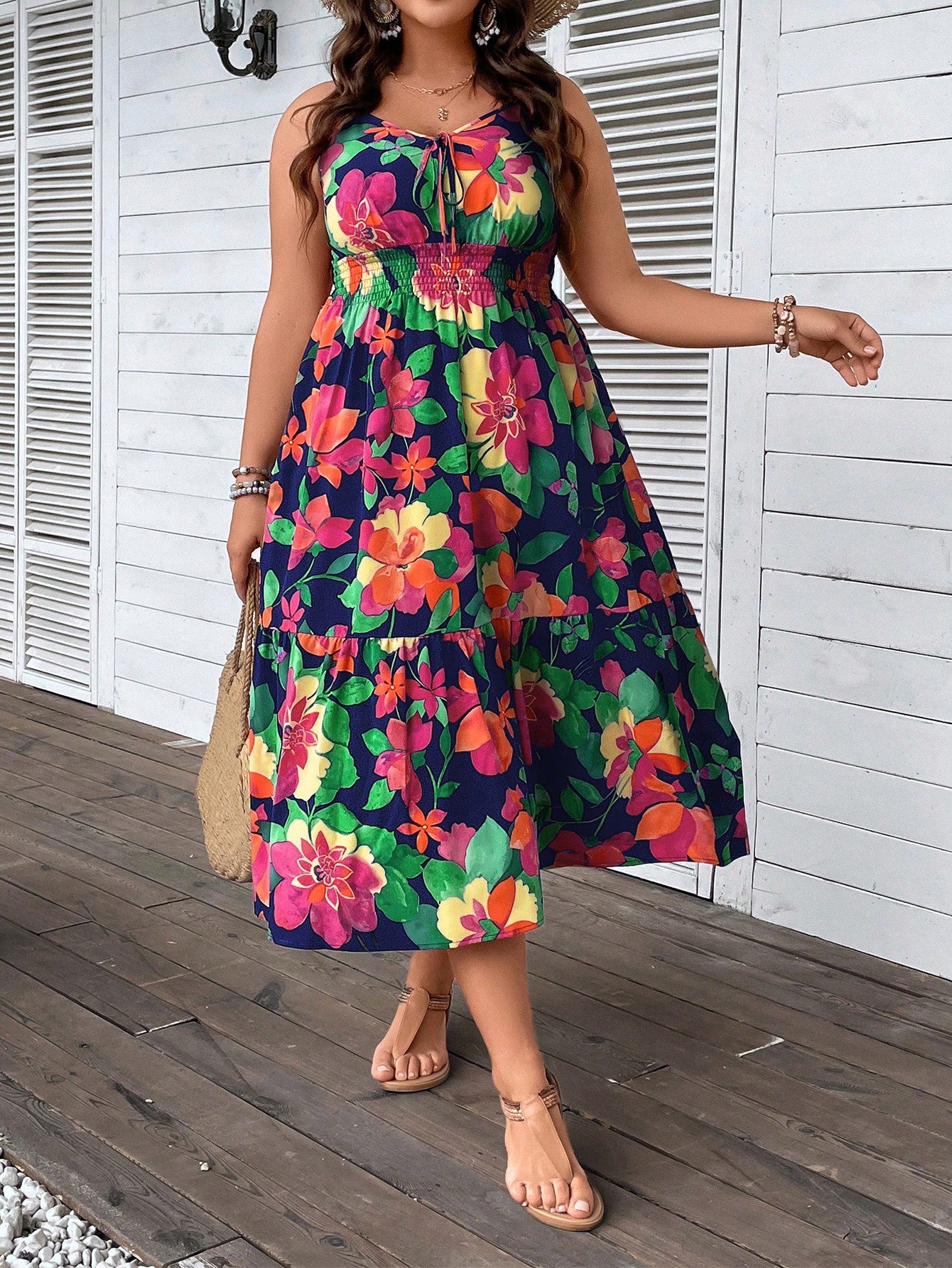 Vestido Plus Size com Estampa Floral, Amarração Frontal e Bainha com Babado