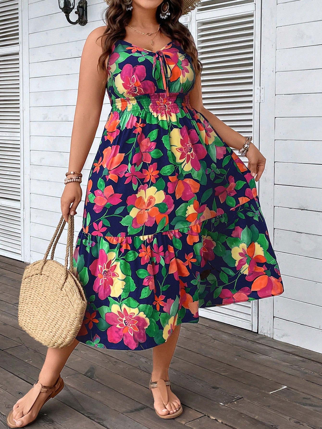 Vestido Plus Size com Estampa Floral, Amarração Frontal e Bainha com Babado