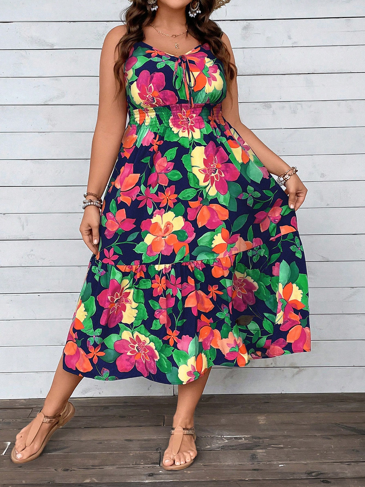 Vestido Plus Size com Estampa Floral, Amarração Frontal e Bainha com Babado