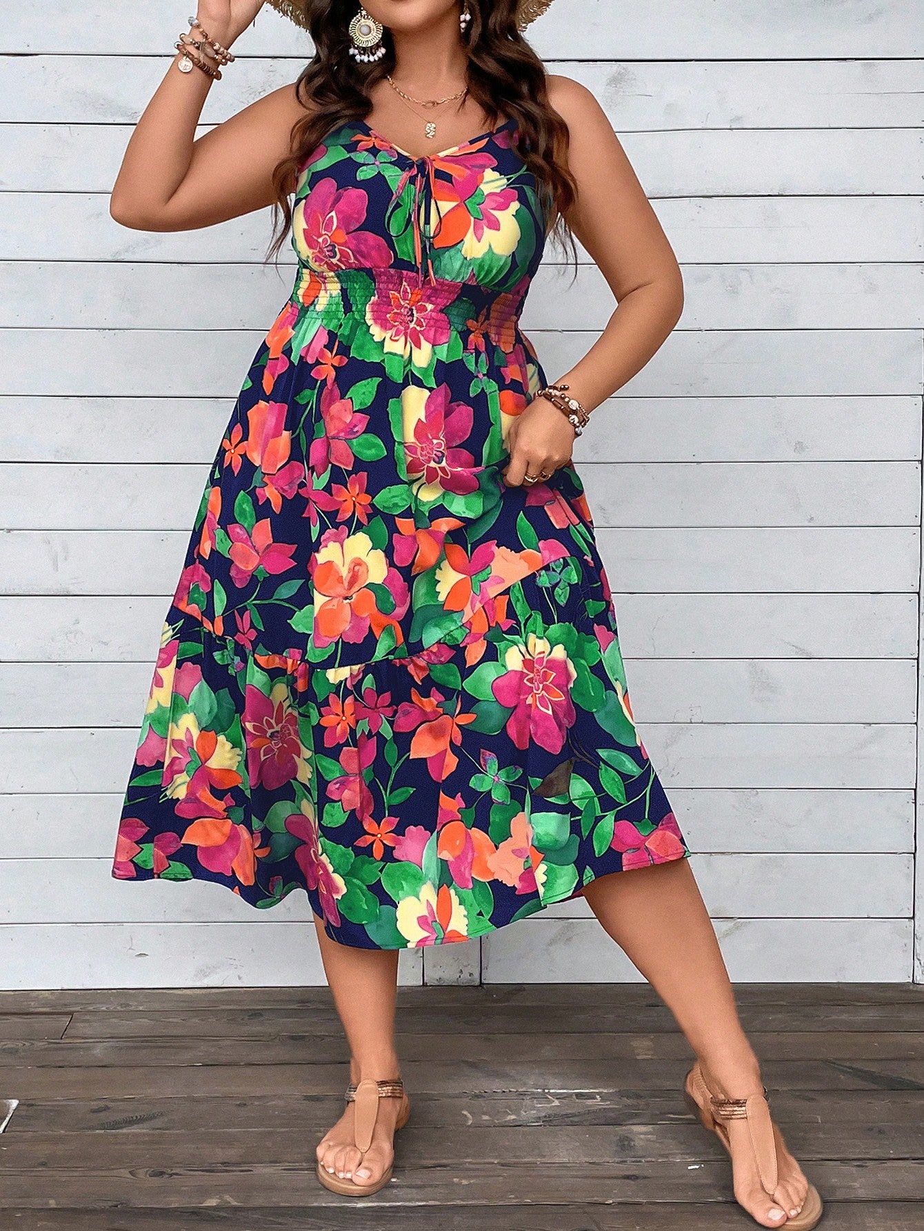 Vestido Plus Size com Estampa Floral, Amarração Frontal e Bainha com Babado